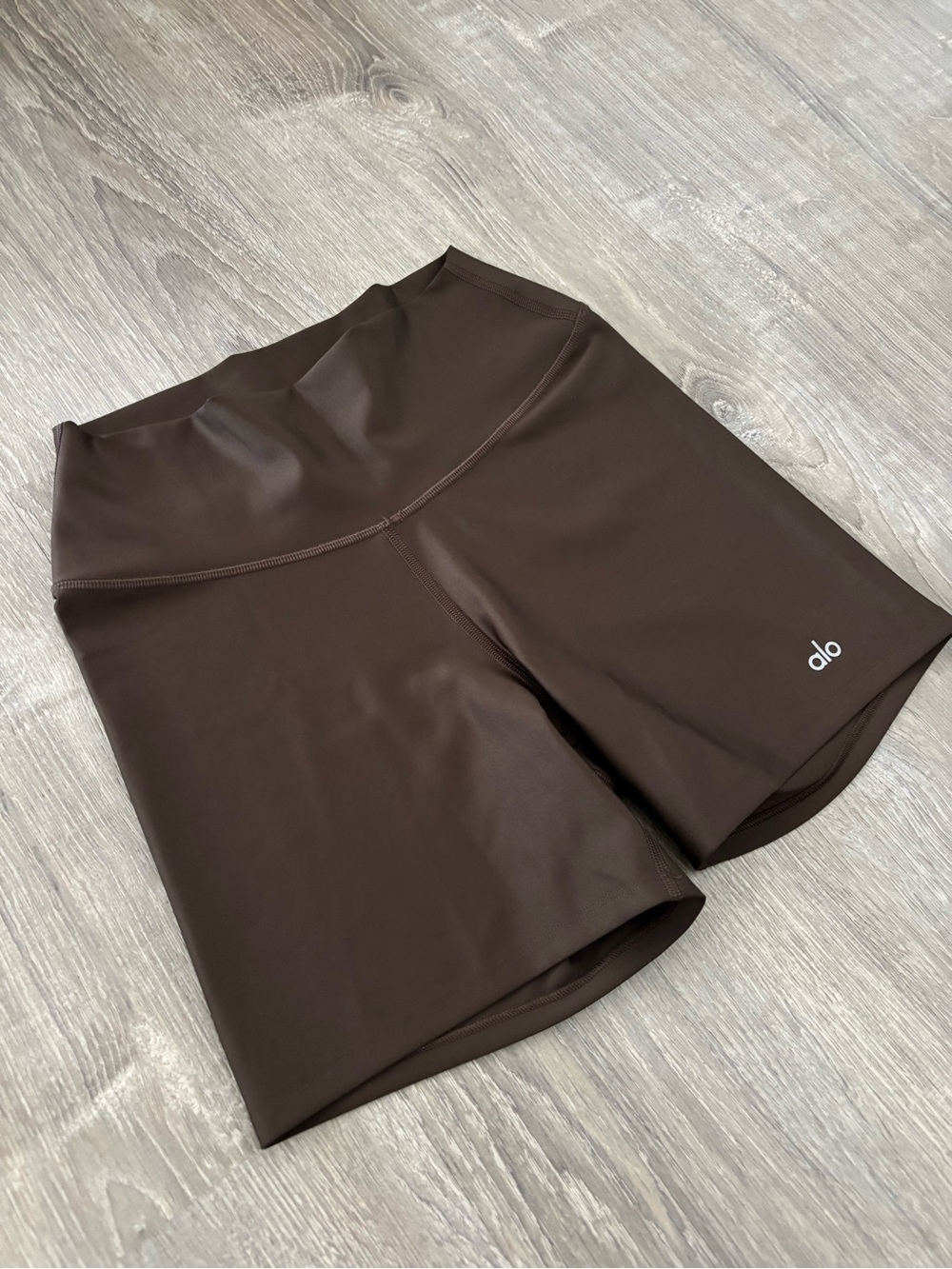 Alo Yoga 5" Airlift Energy Espresso Biker Shorts (M) - Picture 5 of 7